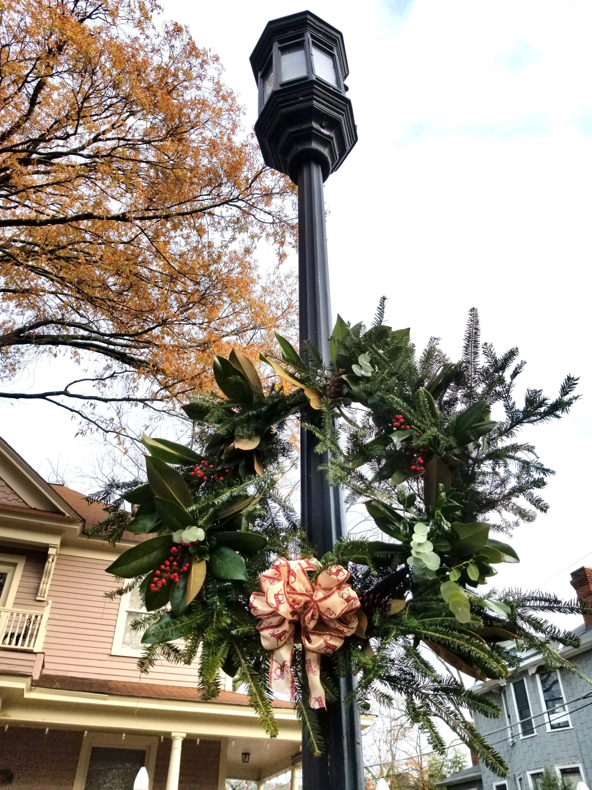 holiday wreath on lamppost